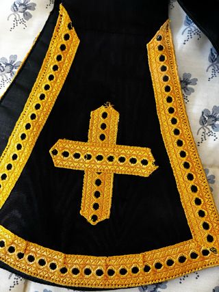 Estola y manipulo negros con cruz dorada