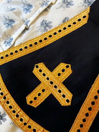 Estola y manipulo negros con cruz dorada