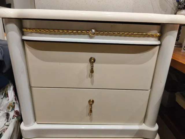 Mesita de noche lacada en blanco