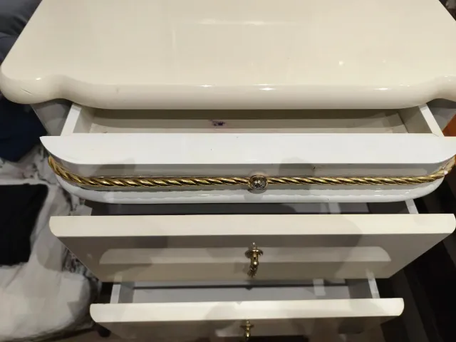 Mesita de noche lacada en blanco