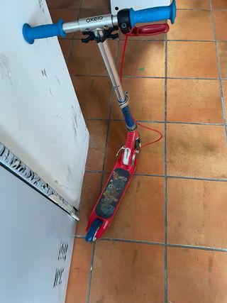 Monopattino rosso con manubrio blu