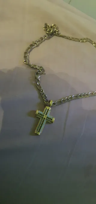 Crucifijo Chapado en Oro con Piedras Negras