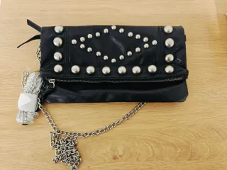 Bolso de mano con tachas