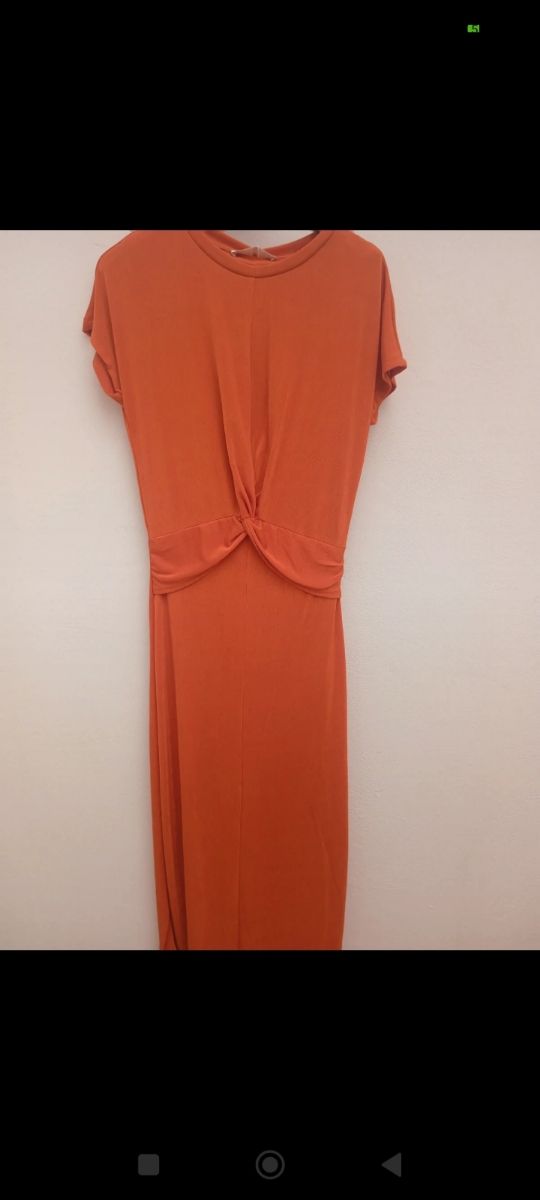 Vestido largo naranja con nudo