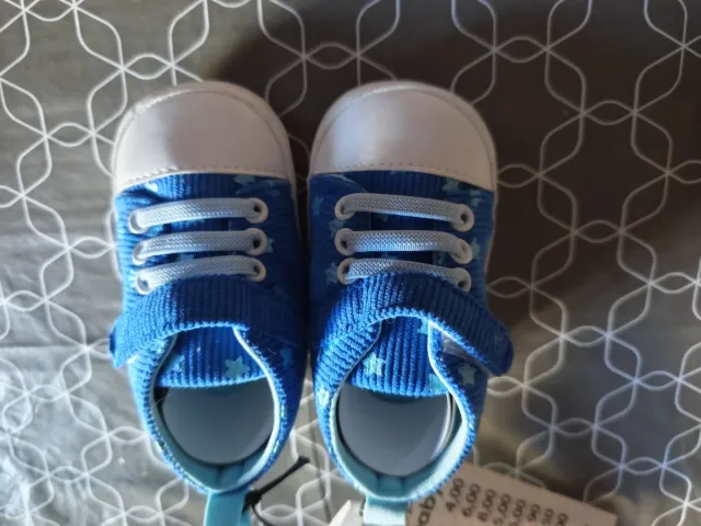 Zapatitos de bebé azules con estrellas