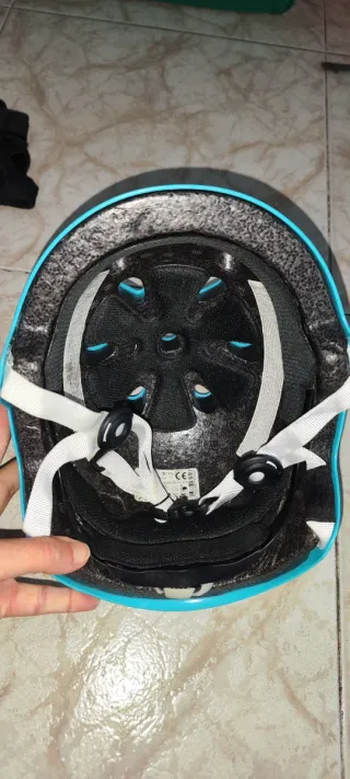 Patines en línea, protecciones infantiles y casco.