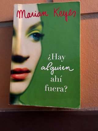 Libro : Hay alguien ahi fuera ?