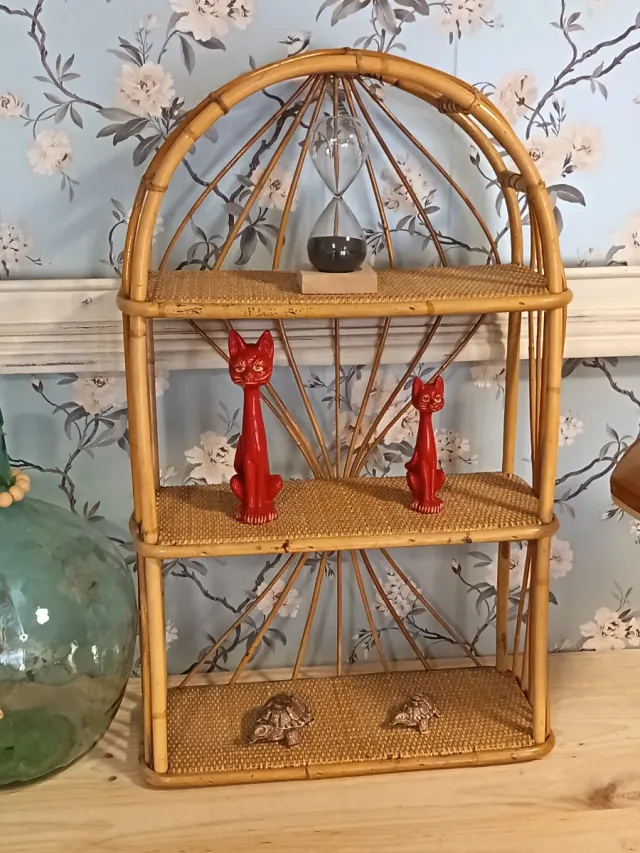 Estantería de mimbre y madera