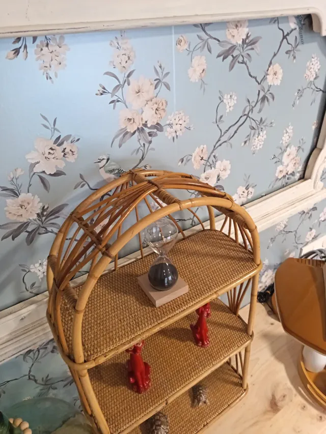 Estantería de mimbre y madera