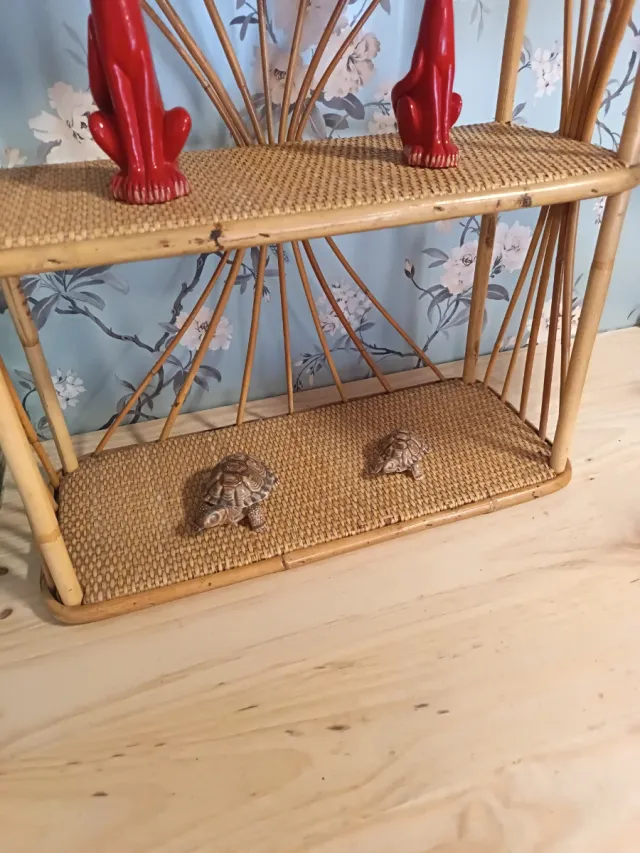 Estantería de mimbre y madera