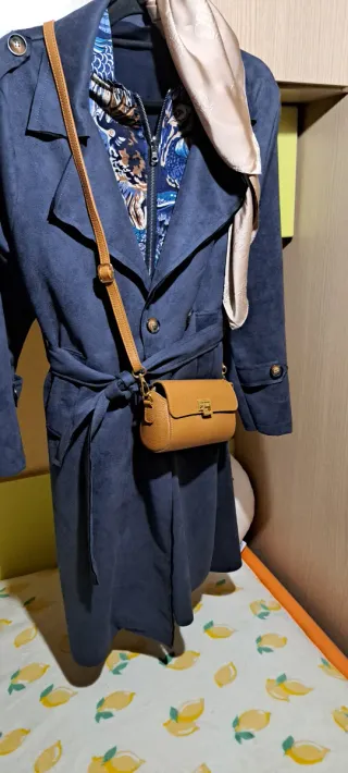 Gabardina azul con antelina