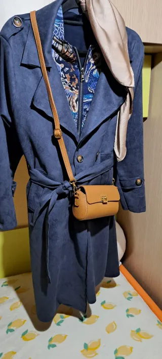 Gabardina azul con antelina