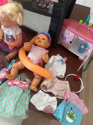 Conjunto Nenuco: Cuna, 4 Muñecas y Accesorios