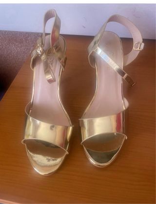 Sandalias doradas Talla 39 las otras las regalos .