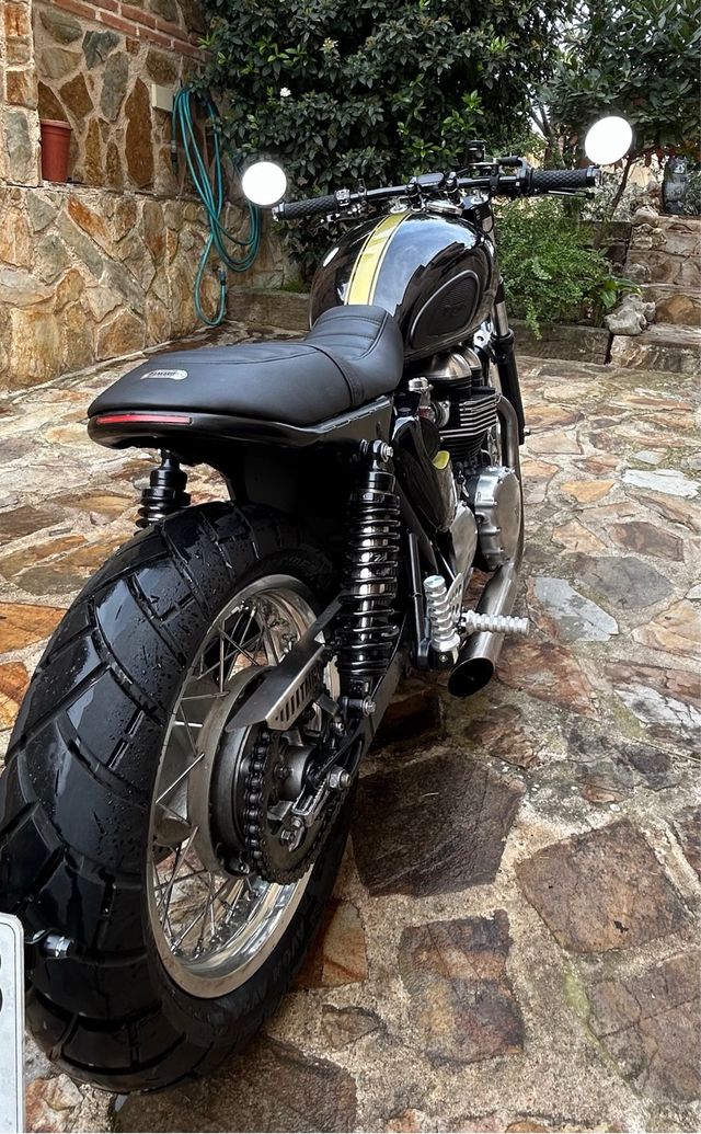 Moto Triumph Thuxton  “Tamarit”