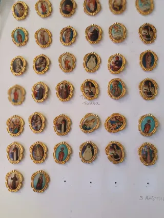 Lote 38 medallas pin de santos