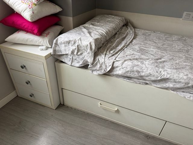 Dormitorio juvenil blanco con cajones escritorio