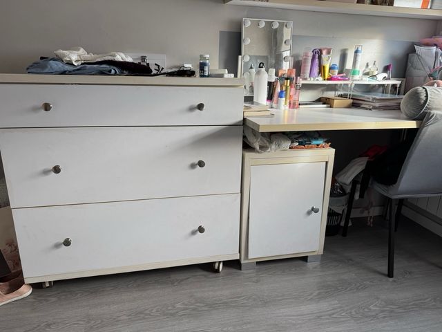 Dormitorio juvenil blanco con cajones escritorio