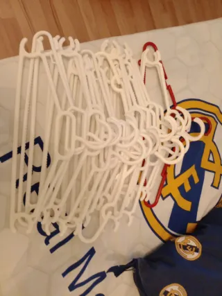 Lote de perchas de plástico