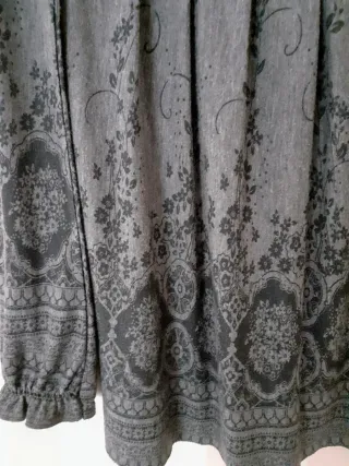 Blusa gris estampado floral