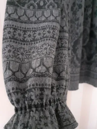 Blusa gris estampado floral