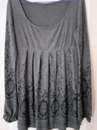 Blusa gris estampado floral