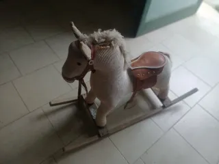 Cavallo a dondolo per bambini