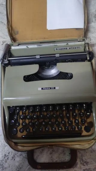 Máquina de escribir Hispano Olivetti Pluma 22