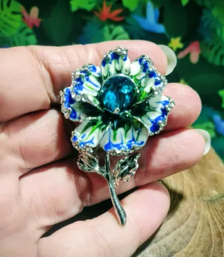 Broche o colgante de Flor Esmaltada Azul y Verde
