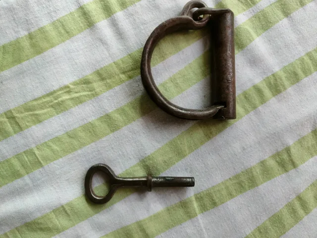 Grilletes antiguos con llave