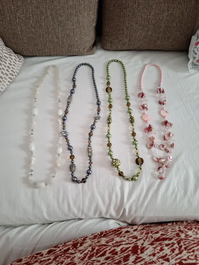 Collares de perlas y cuentas. 5 euros cada uno.