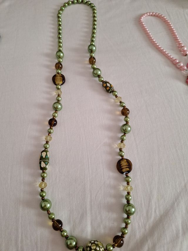 Collares de perlas y cuentas. 5 euros cada uno.