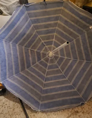 Sombrilla de playa azul y blanca