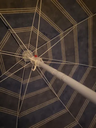 Sombrilla de playa azul y blanca