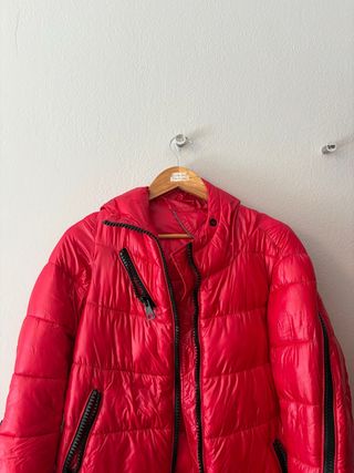 Plumas rojo brillante con cremalleras negras