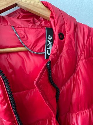 Plumas rojo brillante con cremalleras negras