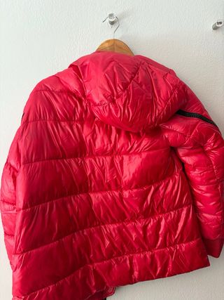 Plumas rojo brillante con cremalleras negras