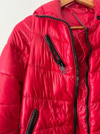 Plumas rojo brillante con cremalleras negras