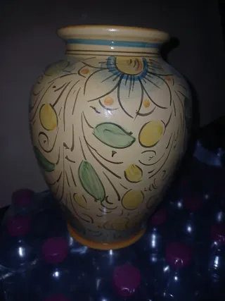 Vaso decorativo floreale in ceramica di caltagiron