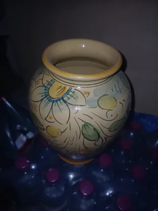 Vaso decorativo floreale in ceramica di caltagiron