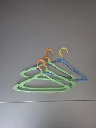 4 Perchas de plástico para niños