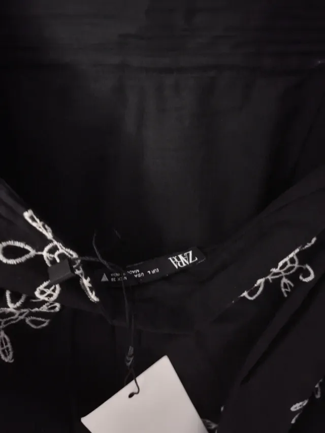Vestido negro bordado Zara
