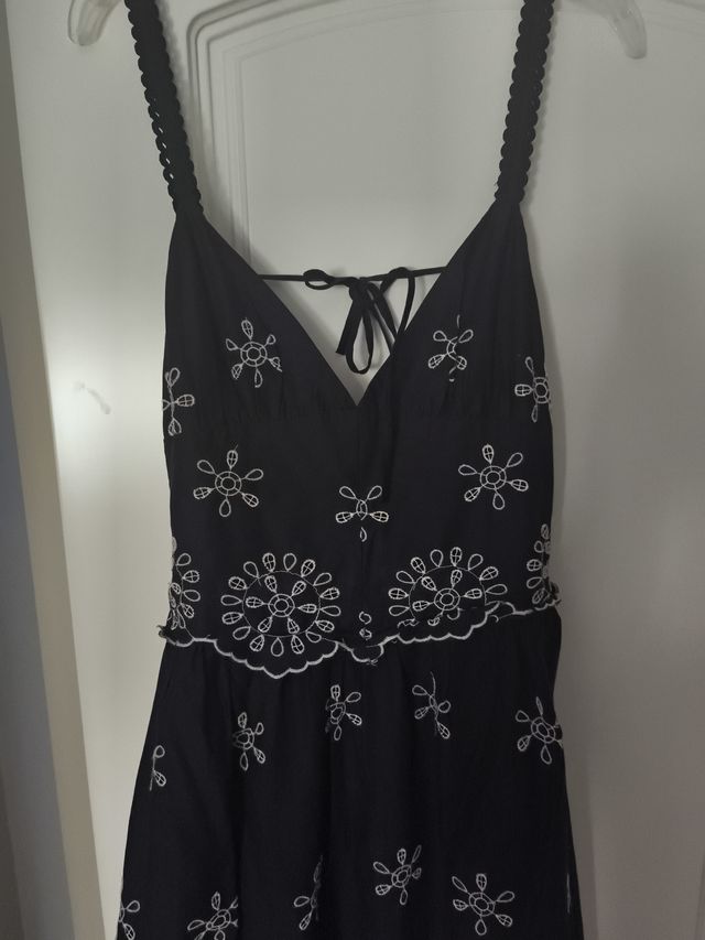 Vestido negro bordado Zara