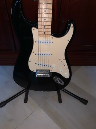 Guitarra Fender Squier Stratocaster Negra