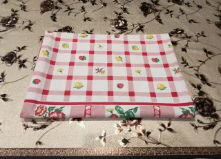 Tovaglia cotone rossa e bianca con frutta