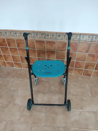 Andador con asiento y ruedas