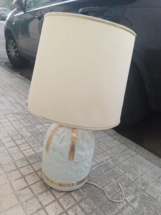 Lampada da tavolo beige e oro