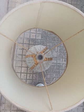 Lampada da tavolo beige e oro