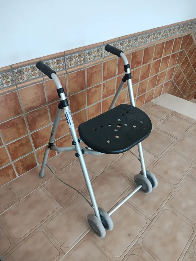 Andador con asiento y ruedas