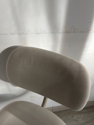 Silla de estudio beige con ruedas